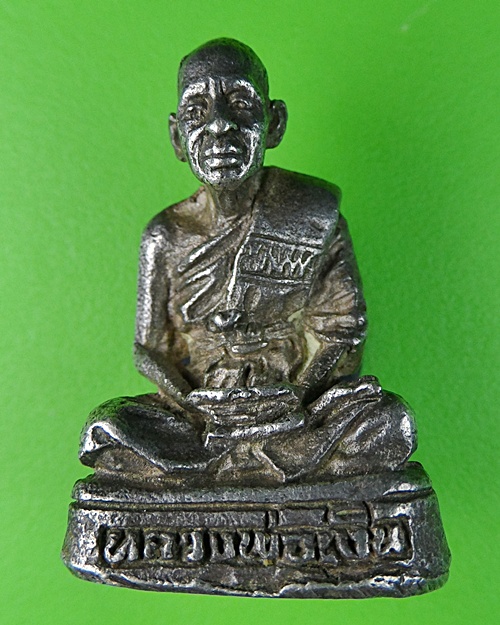 รูปหล่อหลวงพ่อเงิน วัดเกาะแก้ว พิจิตร