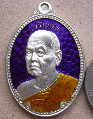 เหรียญอัลปาก้าลงยาหลังแบบ(แยกจากชุดล็อคเก็ตทองคำ)รุ่นเจริญสุข หลวงพ่อขันตี วัดป่าม่วงไข่ จ เลย ปี55