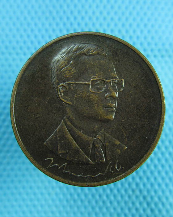 เหรียญในหลวง ฉลองครองราชย์ 50 ปี พ.ศ. 2538 สภากาชาด..เริ่ม20บาท(15/07/57-54)