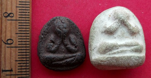10 บาท พระผงปิดตา 2 องค์  ** Pj628