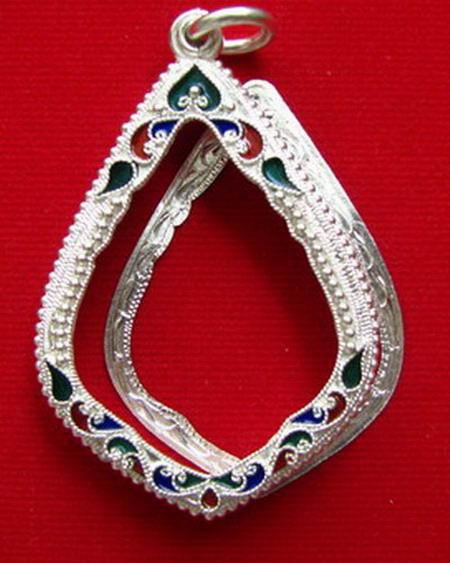 กรอบเงินแท้ ลงยาสุโขทัย ใส่ เหรียญพุ่มข้าวบิณฑ์ หลวงปู่เพิ่ม วัดกลางบางแก้ว  #  1