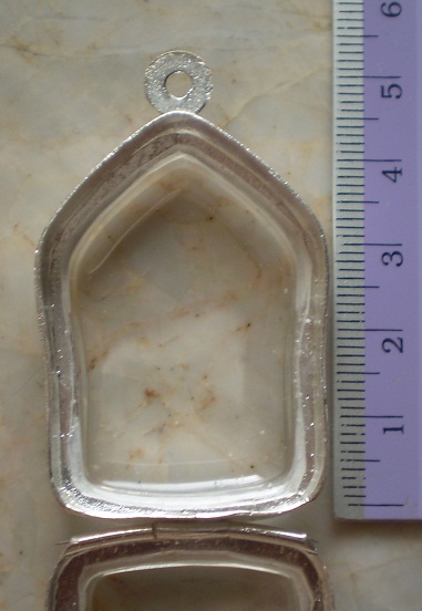 ตลับเงินแกะลาย  ใส่ขุนแผนผงพราย พิมพ์ใหญ่  เคาะเดียว 