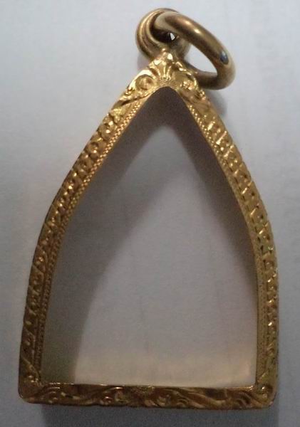 อยากขาย ๆ 4,900.- กรอบทอง ทรงสามเหลี่ยม มือ 2 หนา ๆ ใส่เหรียญ ลพ.จาด / พระรูปหล่อทั่วไป