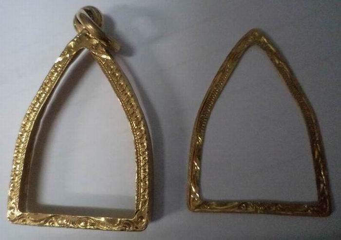 อยากขาย ๆ 4,900.- กรอบทอง ทรงสามเหลี่ยม มือ 2 หนา ๆ ใส่เหรียญ ลพ.จาด / พระรูปหล่อทั่วไป