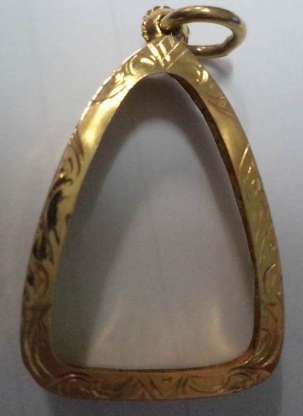 อยากขาย ๆ 2,700.- กรอบทอง ทรงสามเหลี่ยม มือ 2 ใส่พระรูปหล่อทั่วไป