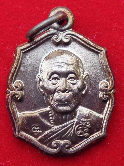 (((เหรียญแปดเหลี่ยม เนื้อทองแดงรมดำ ปี 56 หลวงพ่อเพี้ยน วัดเกริ่นกฐิน ลพบุรี มีโค๊ด สวยๆ ครับ)))