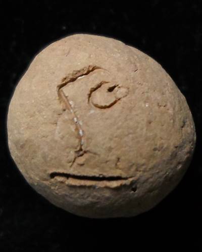 ลูกอมเนื้อดินเผาจารตัวนะ 	หลวงพ่อตัด แจกงานกฐิน  	วัดชายนา 2551 1.8 cm