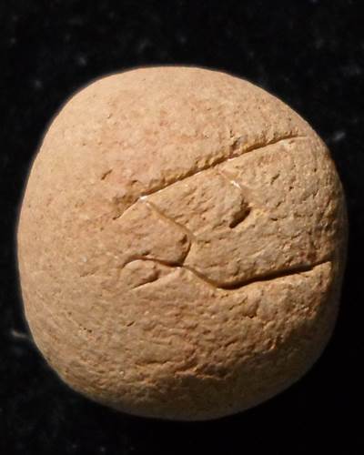 ลูกอมเนื้อดินเผาจารตัวนะ 	หลวงพ่อตัด แจกงานกฐิน  	วัดชายนา อ.ท่ายาง 	จ.เพชรบุรี	2551 1.5cm