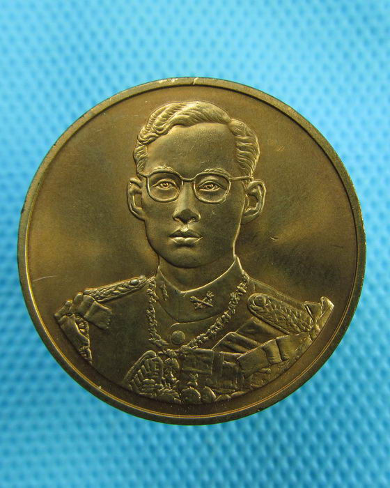 เหรียญในหลวงรัชกาลที่ 9 ฉลองกาญจนาภิเษก 50 ปี เนื้อทองแดงขัดเงา..เริ่ม20บาท(17/07/57-95)