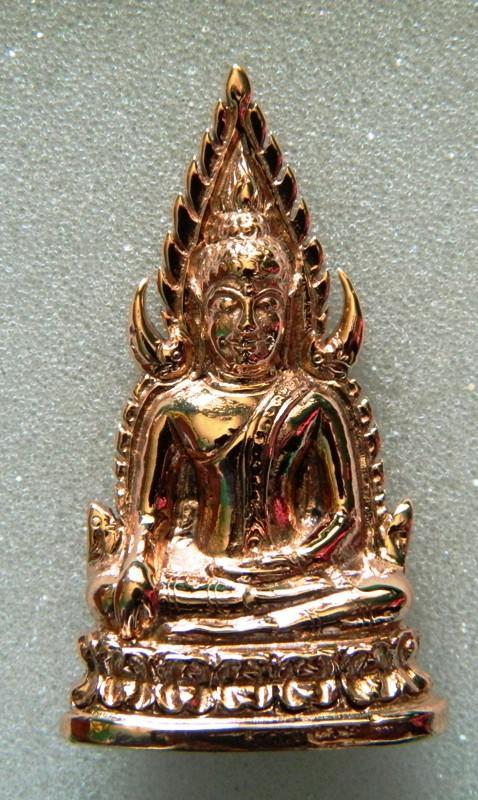 พระพุทธชินราช เนื้อนวะโลหะขัดเงา หมายเลข ๑๓๔๘ รุ่นมหาจักรพรรดิ์ ปี 2555