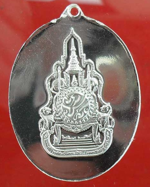 เหรียญในหลวงทรงกล้อง เนื้อเงินปัดเงา ฉลองครองสิริราชสมบัติครบ ๖๐ ปี พศ.2549 (5) 