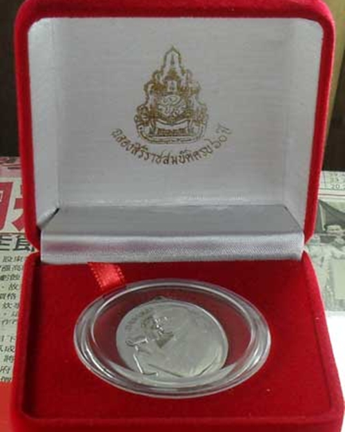 เหรียญในหลวงทรงกล้อง เนื้อเงินปัดเงา ฉลองครองสิริราชสมบัติครบ ๖๐ ปี พศ.2549 (5) 