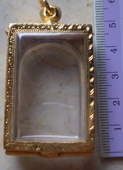 ตลับเงินแกะลายเปิดหลัง  ชุบทองแท้  ใส่พระสมเด็จ  เคาะเดียว 