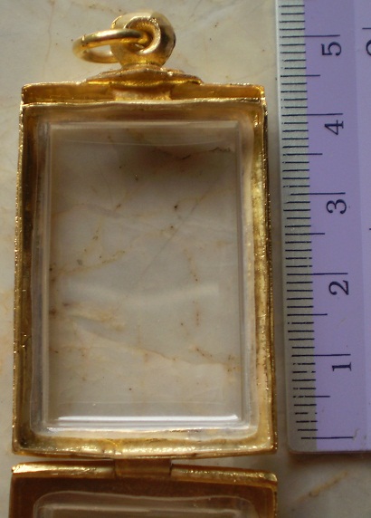 ตลับเงินแกะลายเปิดหลัง  ชุบทองแท้  ใส่พระสมเด็จ  เคาะเดียว 