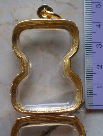 ตลับเงินแกะลาย  ชุบทองแท้  ใส่พระมหาเศวร  เคาะเดียว