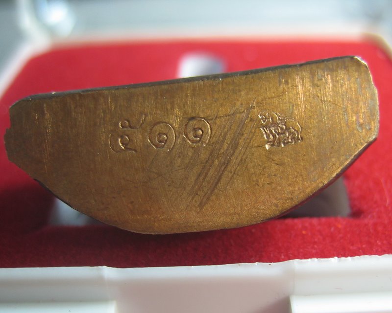 หลวงพ่อจรัญ วัดอัมพวัน จ.สิงห์บุรี รูปเหมือนปั๊ม เข่ากว้าง รุ่นแรก เจริญพร เนื้อนวโลหะ