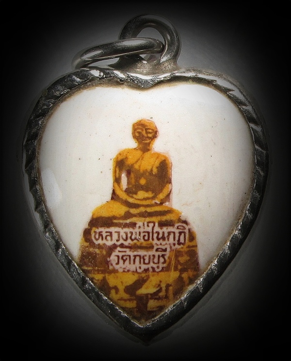  ล็อกเก็ตเก่าหลวงพ่อในกุฏิ วัดกุยบุรี  จ.ประจวบคีรีขันธ์ 