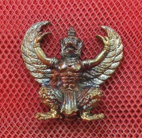 พญาครุฑรุ่นเเรก พญาครุฑมหาอำนาจ พ่อท่านพรหม วัดพลานุภาพ จ.ปัตตานี เนื้อนวะโลหะผิวไฟ ก้นอุดผงพุทธคุณ
