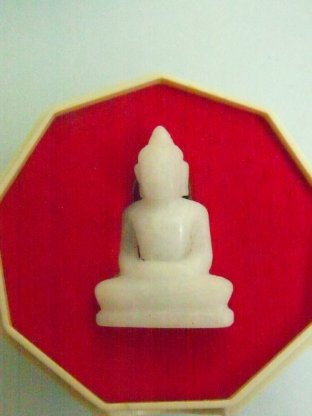 พระพุทธแกะจากหินอ่อนสีขาว เคาะเดียว