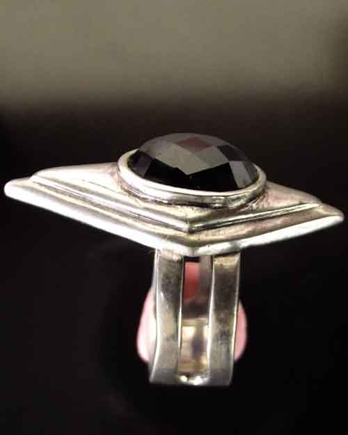 แหวนเงินหัวนิลดำ ทรงข้าวหลามตัด