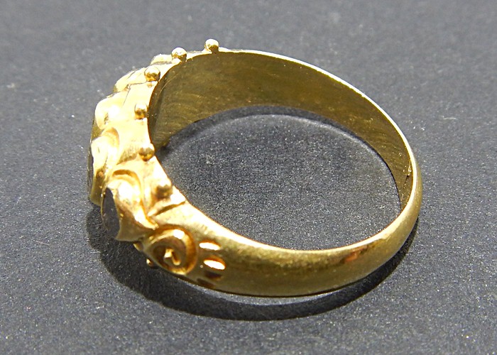 แหวนทอง 2.13 กรัม หัวอัญมณี  ขนาดเส้นผ่าศูนย์กลาง 1.6 เซนติเมตร 