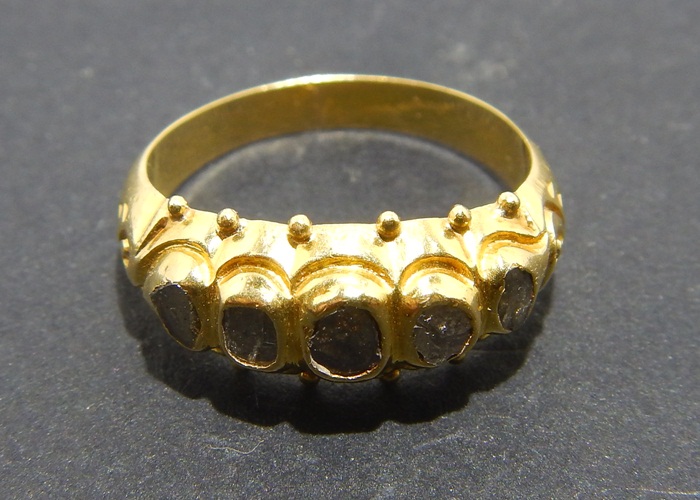 แหวนทอง 2.13 กรัม หัวอัญมณี  ขนาดเส้นผ่าศูนย์กลาง 1.6 เซนติเมตร 