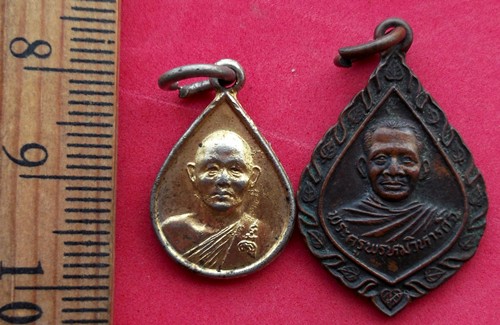 10 บาท เหรียญพระเกจิ 2 เหรียญ ....รหัส NA33