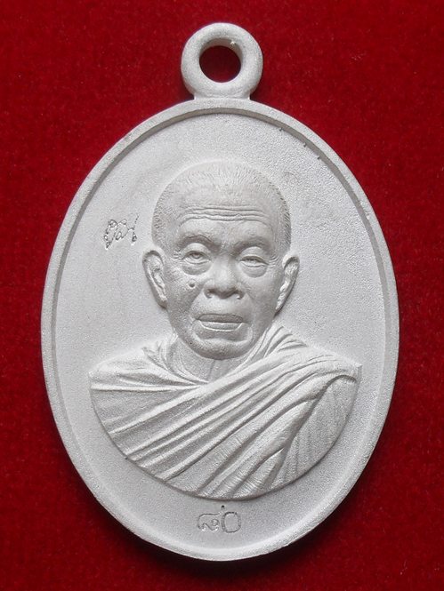 เหรียญหล่อโบราณ หลวงพ่อคูณที่ระฤก ร.ศ.233 พิมพ์ครึ่งองค์ เนื้อเงิน หมายเลข ๘๐ พร้อมกล่องกำมะหยี่