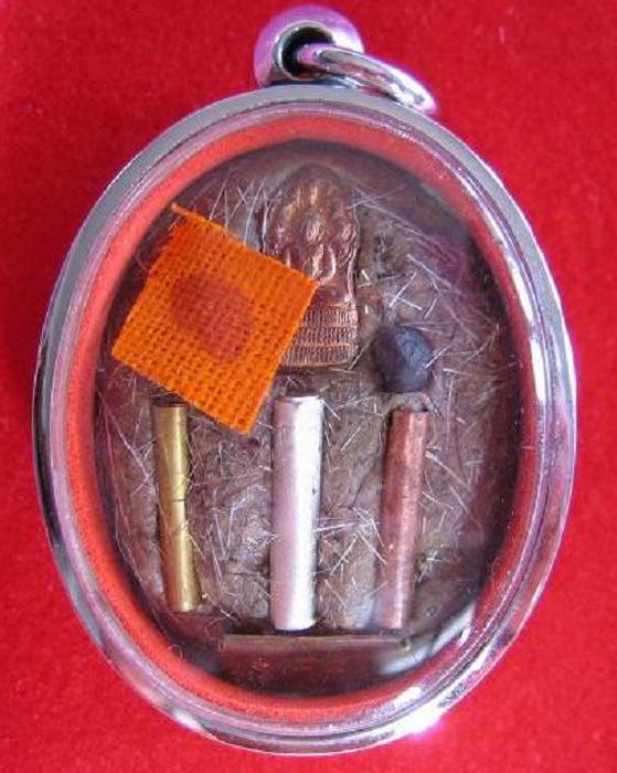 ล็อกเก็ตเศรษฐี ฉากซีเปียครึ่งองค์ หลวงพ่ออุ้น ด้านหลังปรกรุ่น1 ตอกโค๊ต หมายเลข 