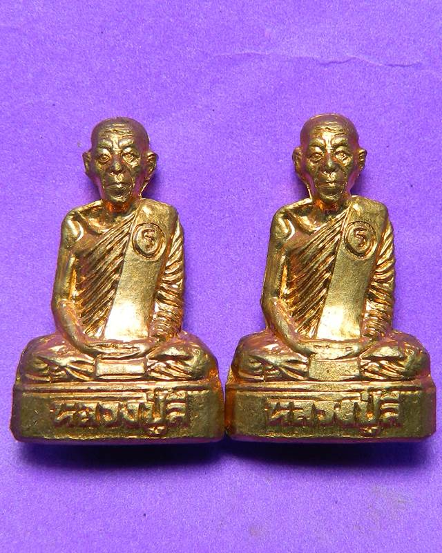 (((เคาะเดียว)))รูปเหมือนปั้ม หลวงปู่ลี วัดป่าหัวตลุก รุ่นโชคดี มาเป็นคู่ สวยๆ ราคาเบาๆ