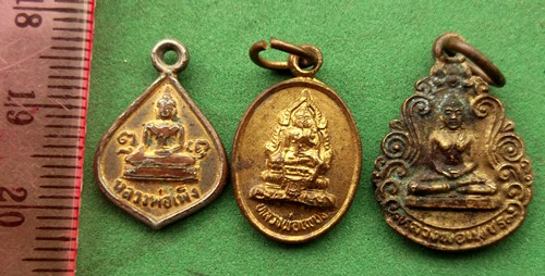 เหรียญพระพุทธ 3 เหรียญ (แดง 20 บาท) NB696