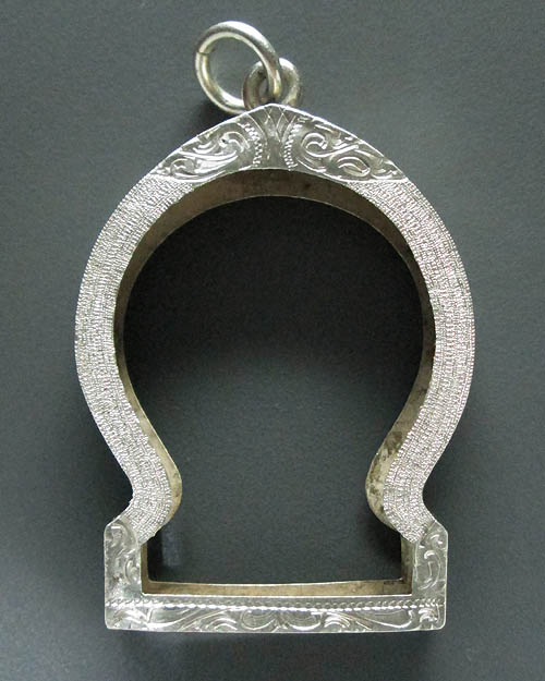 กรอบเงินหลวงพ่อลี วัดอโศการาม ปี ๒๕๐๓ หรือขนาดใกล้เคียง เนื้อเงิน (มือ2) กรอบสภาพยังสวยครับ