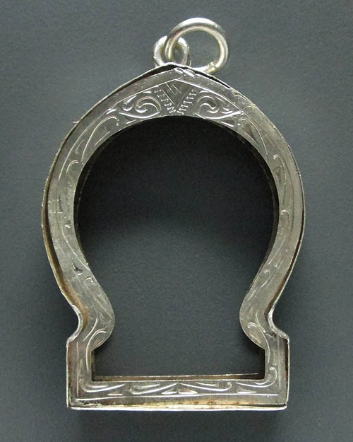 กรอบเงินหลวงพ่อลี วัดอโศการาม ปี ๒๕๐๓ หรือขนาดใกล้เคียง เนื้อเงิน (มือ2) กรอบสภาพยังสวยครับ