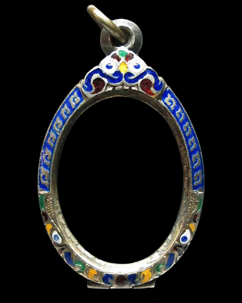 ตลับเงินเปิดหลังใส่รูปไข่ เนื้อเงินลงยา (มือ2) รอบในกว้าง 2.5 ซ.ม.สูง 3.3 ซ.ม. ตลับสภาพยังสวยครับ