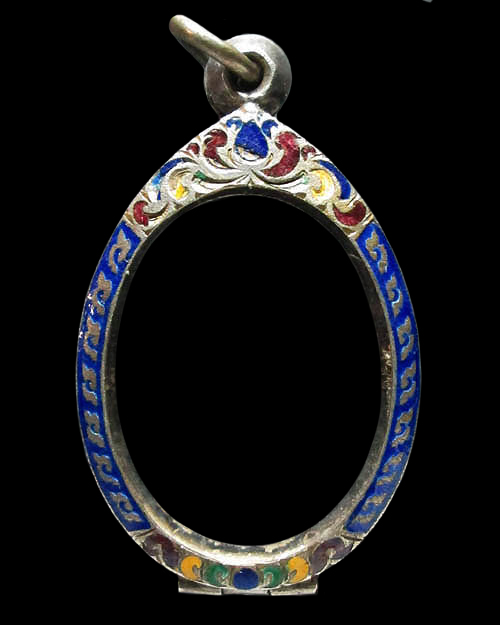 ตลับเงินเปิดหลังใส่รูปไข่ เนื้อเงินลงยา (มือ2) รอบในกว้าง 2.5 ซ.ม.สูง 3.3 ซ.ม. ตลับสภาพยังสวยครับ