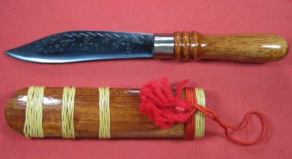 มีดหมอน้ำพี้ (พิมพ์เล็ก) ยาวรวมด้าม 6-7 นิ้ว หลวงปู่คำบุ (เคาะเดียวแดง) หมายเลข ๒๓๐๙