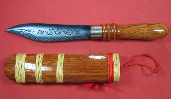 มีดหมอน้ำพี้ (พิมพ์เล็ก) ยาวรวมด้าม 6-7 นิ้ว หลวงปู่คำบุ (เคาะเดียวแดง) หมายเลข ๒๓๐๙