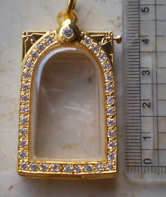 ตลับเงินผสม  ล้อมเพชร  ชุบทองแท้ ใส่พระสมเด็จ  เคาะเดียว 