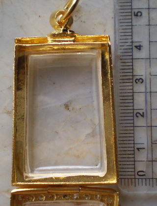 ตลับเงินผสม  ล้อมเพชร  ชุบทองแท้ ใส่พระสมเด็จ  เคาะเดียว 