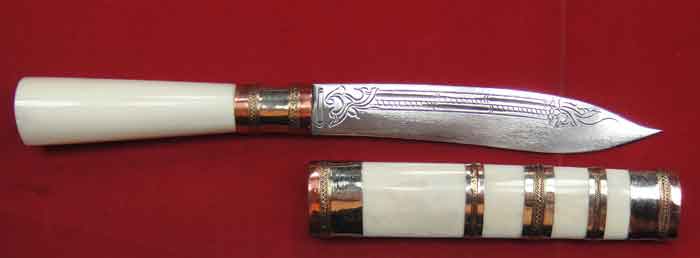 (((วัดใจเคาะเดียว 10 บาท))) ***มีดหมอลายน่องสิงห์ด้ามและฝักกระดูกช้าง ปลอกแหมสามกษัตริย์ ขนาด9.5 นิ้