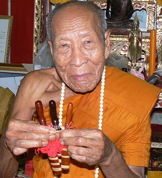 มีดหมอน้ำพี้ (พิมพ์เล็ก) ยาวรวมด้าม 6-7 นิ้ว หลวงปู่คำบุ (เคาะเดียวแดง) หมายเลข ๒๓๓๕