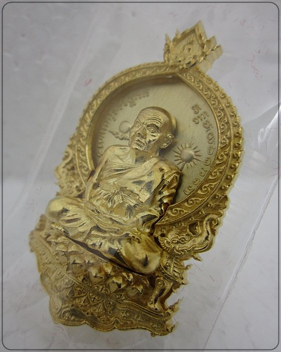 หลวงปู่ทวดนั่งพาน พุทธอุทยานมหาราช รุ่น 1 พิมพ์เสมา เนื้อทองระฆัง 284
