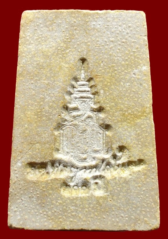 สมเด็จแช่น้ำมนต์ 100 ปี พิมพ์เกศทะลุซุ้ม มีสังฆาฏิ เนื้อผงโรยพลอย หลังลายเซ็นต์ สมเด็จพระญาณสังวร