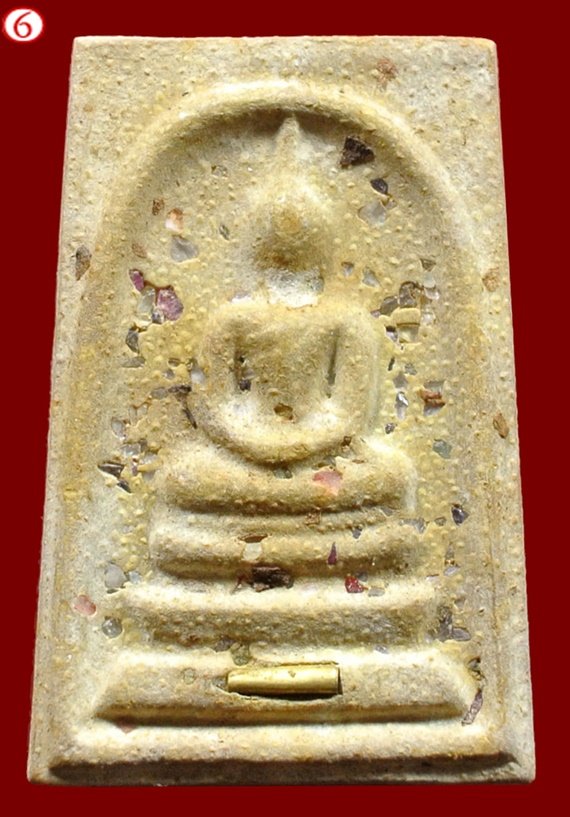 สมเด็จแช่น้ำมนต์ 100 ปี พิมพ์เกศทะลุซุ้ม มีสังฆาฏิ เนื้อผงโรยพลอย หลังลายเซ็นต์ สมเด็จพระญาณสังวร