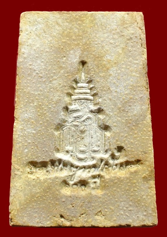 สมเด็จแช่น้ำมนต์ 100 ปี พิมพ์เกศทะลุซุ้ม มีสังฆาฏิ เนื้อผงโรยพลอย หลังลายเซ็นต์ สมเด็จพระญาณสังวร