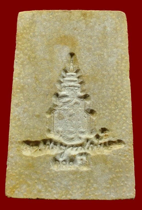 สมเด็จแช่น้ำมนต์ 100 ปี พิมพ์เกศทะลุซุ้ม มีสังฆาฏิ เนื้อผงโรยพลอย หลังลายเซ็นต์ สมเด็จพระญาณสังวร
