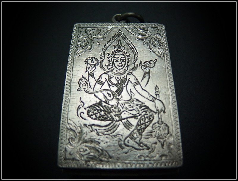 ตลับเงินยกซุ้มหัวสิงห์ใส่พระสมเด็จ