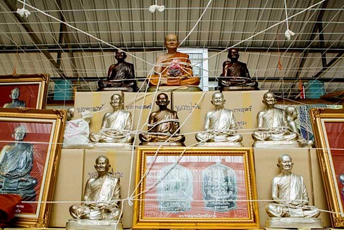 หลวงปู่ท่อน ญาณธโร วัดศรีอภัยวัน อ.เมือง จ.เลย รุ่นนั่งพานเงินล้าน ชุดกรรมการ เนื้อเงิน หมายเลข ๖๘