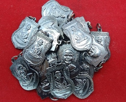 เหรียญเสมาใหญ่รมดำ หลวงพ่อทวด วัดช้างให้ ปัตตานี ปี 55 (20 เหรียญ)