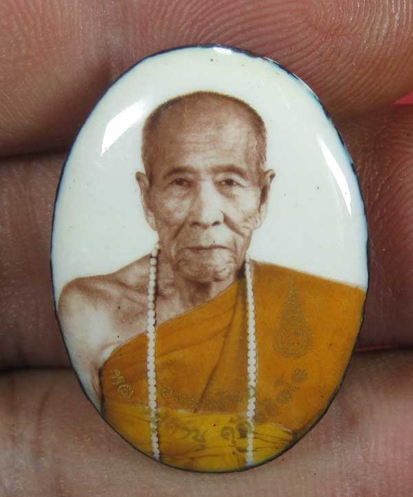 ล๊อกเก็ตฉากขาวทอง รุ่นสุดท้าย หลวงปู่คำบุ คุตฺตจิตฺโต วัดกุดชมภู จ.อุบลราชธานี รุ่นอุดมทรัพย์
